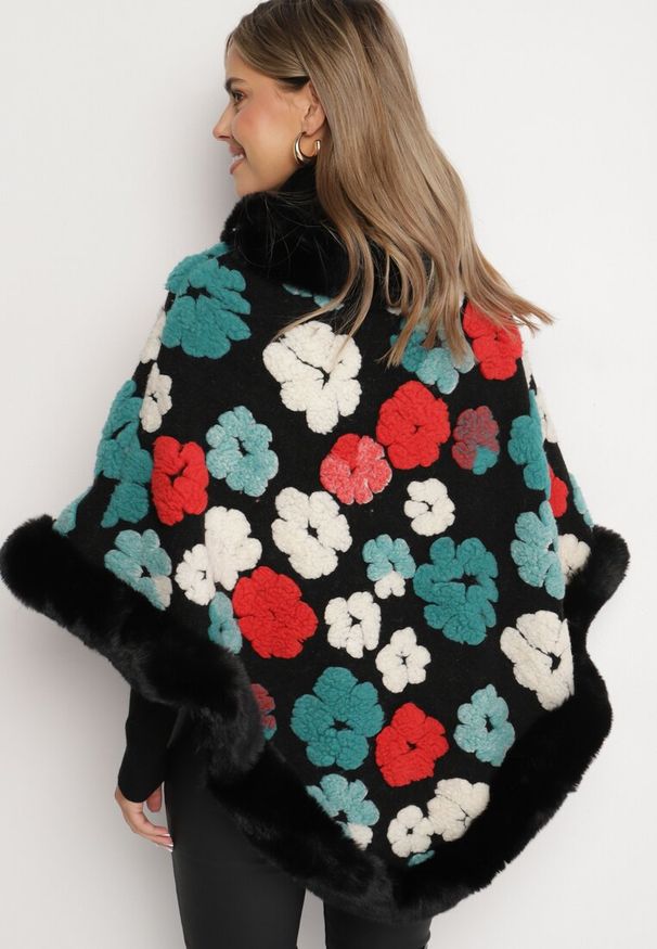 Born2be - Czarne Wiskozowe Ponczo Ozdobione Futerkiem w Kształcie Kwiatów Leanthra. Okazja: na co dzień. Kolor: czarny. Materiał: wiskoza, futro. Wzór: kwiaty, aplikacja. Styl: casual, wizytowy