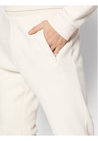 Adidas - adidas Spodnie dresowe adicolor Essentials HE9410 Beżowy Slim Fit. Kolor: beżowy. Materiał: dresówka, bawełna #3