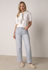 Born2be - Niebieskie Bawełniane Jeansy o Kroju Mom Fit z Wysokim Stanem i Paskiem Pribena. Okazja: na co dzień. Stan: podwyższony. Kolor: niebieski. Styl: casual, klasyczny #1