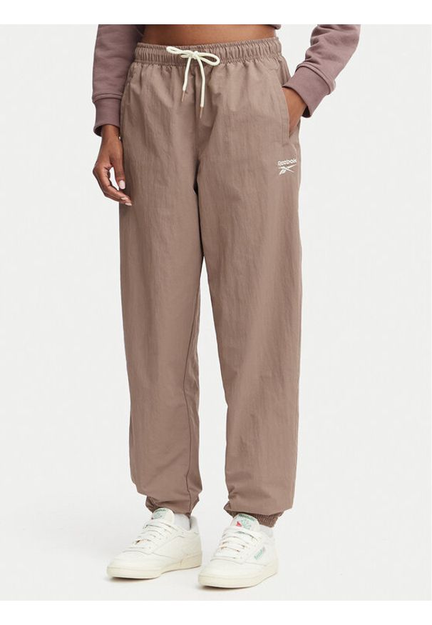 Reebok Spodnie dresowe Kalina RK25694CCW - LIGHT COCOA/LINEN Brązowy Relaxed Fit. Kolor: brązowy. Materiał: syntetyk