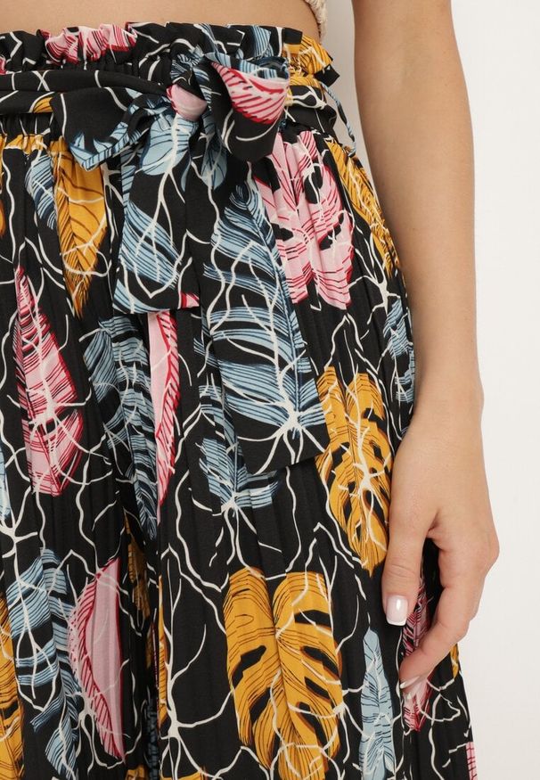 Born2be - Czarno-Żółte Szerokie Spodnie z Wysokim Stanem i Bawełną oraz Gumką w Talii Opefia. Okazja: na co dzień. Stan: podwyższony. Kolor: czarny. Materiał: bawełna. Styl: casual, elegancki