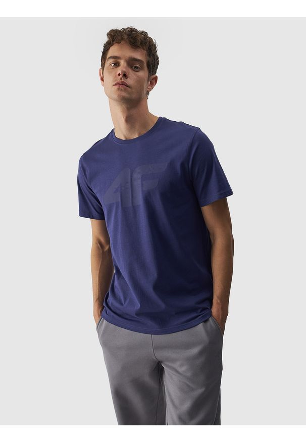 4f - 4F T-shirt regular z nadrukiem męski - granatowy M. Okazja: na co dzień. Kolor: niebieski. Materiał: bawełna, jersey, dzianina. Długość rękawa: krótki rękaw. Długość: krótkie. Wzór: nadruk. Styl: sportowy, klasyczny, casual
