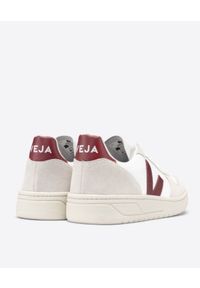 Veja - VEJA - Sneakersy V-10 z bordowym logo. Nosek buta: okrągły. Kolor: czerwony. Materiał: poliester, guma, zamsz