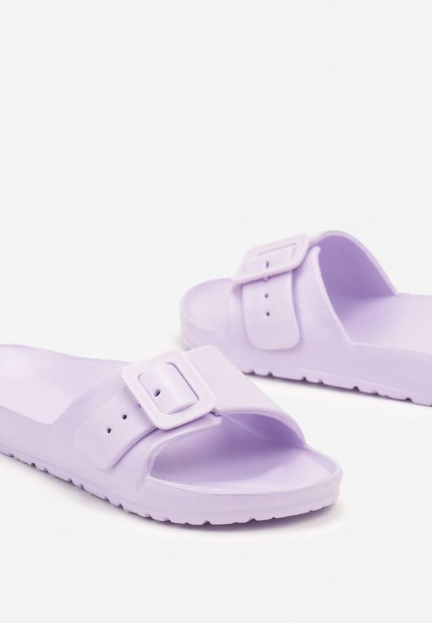 Born2be - Jasnofioletowe Płaskie Piankowe Klapki z Klamerką Nelithia. Okazja: na imprezę, na plażę, na spacer. Kolor: fioletowy. Materiał: len. Sezon: lato. Styl: klasyczny