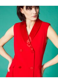 Manila Grace - MANILA GRACE - Czerwona sukienka o kroju marynarki. Okazja: na co dzień. Kolor: czerwony. Materiał: tkanina. Typ sukienki: kopertowe. Styl: casual, elegancki #6