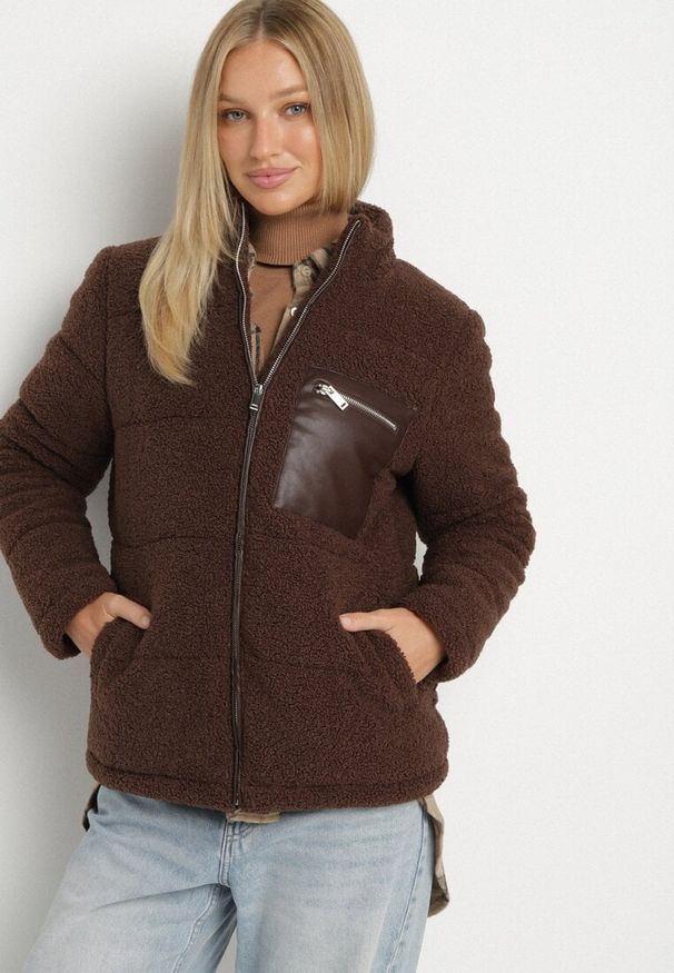 Born2be - Brązowa Futrzana Kurtka Pikowana w Stylu Baranka Olettana. Okazja: na co dzień. Kolor: brązowy. Materiał: futro. Styl: casual