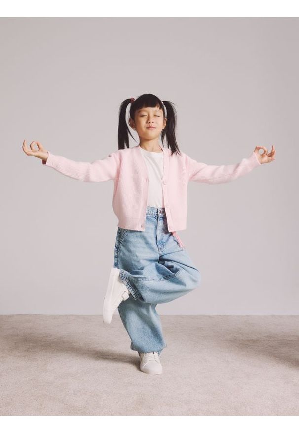 Reserved - Jeansy skater z brelokiem - niebieski. Kolor: niebieski