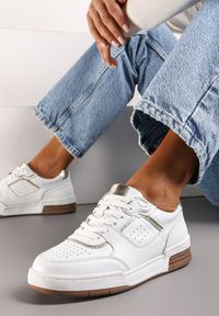 Born2be - Biało-Złote Skórzane Sneakersy z Metalicznymi Wstawkami Asnatia. Nosek buta: okrągły. Zapięcie: sznurówki. Kolor: biały. Materiał: skóra. Obcas: na obcasie. Wysokość obcasa: niski #4