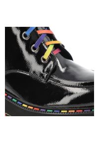 Czarne Trapery Artiker Modne Buty Damskie. Kolor: czarny. Materiał: jeans, lakier, skóra. Wzór: kolorowy. Sezon: zima, jesień. Obcas: na platformie #5