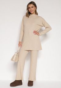 Born2be - Beżowy Prążkowany Komplet Dzianinowy z Bawełną Sweter z Półgolfem i Spodnie Elweda. Kolor: beżowy. Materiał: prążkowany, bawełna, dzianina #1