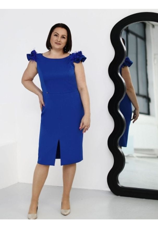 Sukienka Model Veronica Chaber Piórka - Jersa. Typ kołnierza: kołnierz z falbankami. Materiał: elastan. Styl: elegancki. Długość: midi