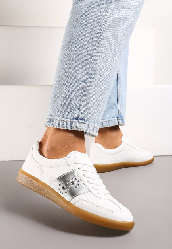 Born2be - Biało-Srebrne Płaskie Sneakersy Sznurowane z Ozdobnymi Nitmi Blosenti. Nosek buta: okrągły. Zapięcie: sznurówki. Kolor: biały. Materiał: materiał. Obcas: na obcasie. Wysokość obcasa: niski