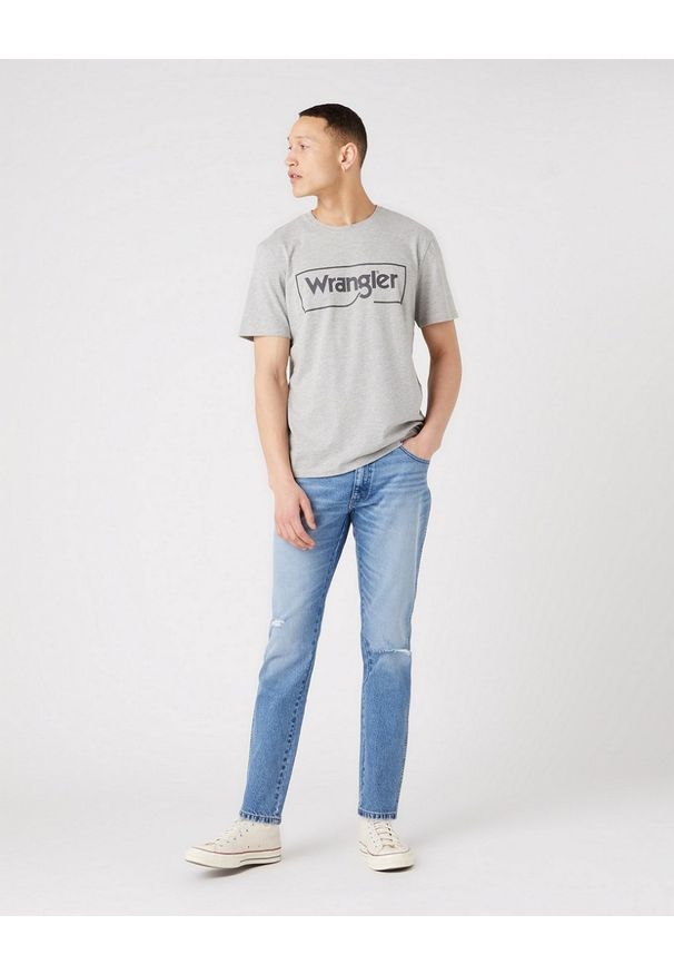 Wrangler - WRANGLER FRAME LOGO TEE MĘSKI T-SHIRT KOSZULKA NADRUK MID GREY W70JD3X37 112320767. Okazja: na co dzień. Materiał: wiskoza, tkanina, skóra, materiał, bawełna, jeans. Wzór: nadruk. Sezon: lato. Styl: klasyczny, sportowy, casual, elegancki