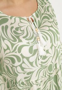Born2be - Zielona Sukienka z Wiskozy o Prostym Kroju z Wiązaniem w Roślinny Wzór Edirania. Okazja: na co dzień. Typ kołnierza: dekolt w serek. Kolekcja: plus size. Kolor: zielony. Wzór: aplikacja. Typ sukienki: proste. Materiał: wiskoza. Długość rękawa: krótki rękaw. Styl: klasyczny, elegancki, casual #6