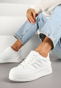 Renee - Białe Sneakersy na Platformie z Geometrycznym Motywem Zolsemi. Okazja: na co dzień, na spacer. Kolor: biały. Materiał: jeans. Wzór: geometria. Obcas: na platformie. Wysokość obcasa: średni. Sport: turystyka piesza