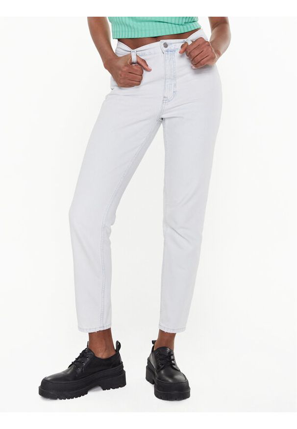Calvin Klein Jeans Jeansy J20J220859 Biały Mom Fit. Kolor: biały