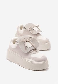 Renee - Beżowe Sneakersy Ozdobione Kokardą i Wywiniętym Językiem Ivalione. Okazja: na co dzień. Kolor: beżowy. Materiał: jeans. Wzór: aplikacja #3