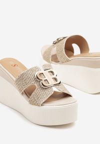 Born2be - Jasnobeżowe Klapki na Koturnie i Platformie z Metaliczną Aplikacją 3D Calirens. Okazja: na co dzień. Nosek buta: otwarty. Kolor: beżowy. Wzór: aplikacja. Sezon: lato. Obcas: na koturnie. Styl: casual, elegancki #3