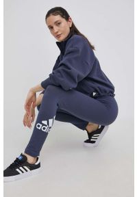 Adidas - adidas legginsy damskie kolor granatowy z nadrukiem. Stan: podwyższony. Kolor: niebieski. Materiał: materiał, bawełna, dzianina. Wzór: nadruk