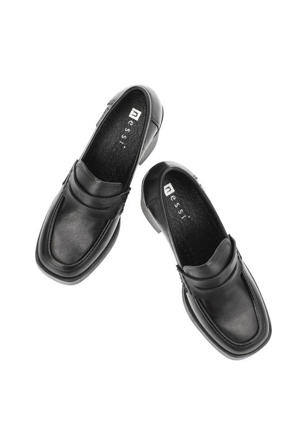 Czarne Półbuty Nessi Gustowne Buty Na Obcasie. Okazja: na spotkanie biznesowe, na co dzień. Zapięcie: pasek. Kolor: czarny. Materiał: skóra. Obcas: na obcasie. Styl: elegancki. Wysokość obcasa: średni