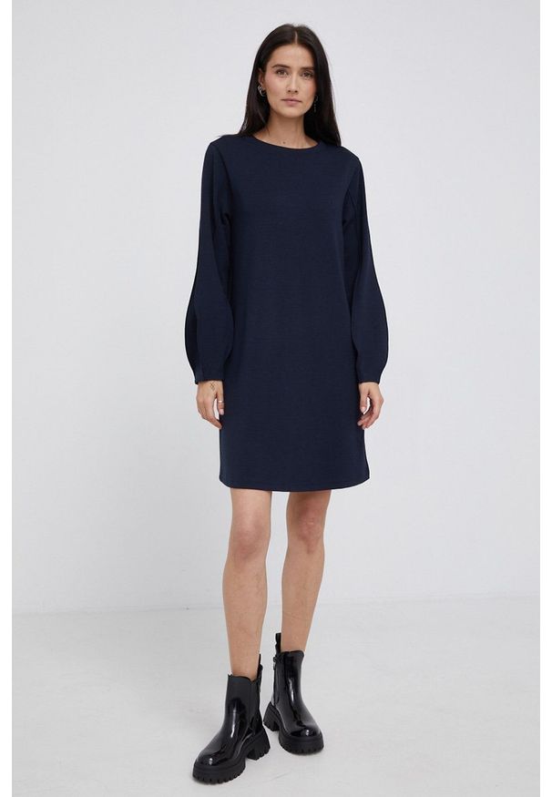 Emporio Armani Sukienka kolor granatowy mini prosta. Okazja: na co dzień. Kolor: niebieski. Materiał: dzianina. Długość rękawa: długi rękaw. Wzór: gładki. Typ sukienki: proste. Styl: casual. Długość: mini