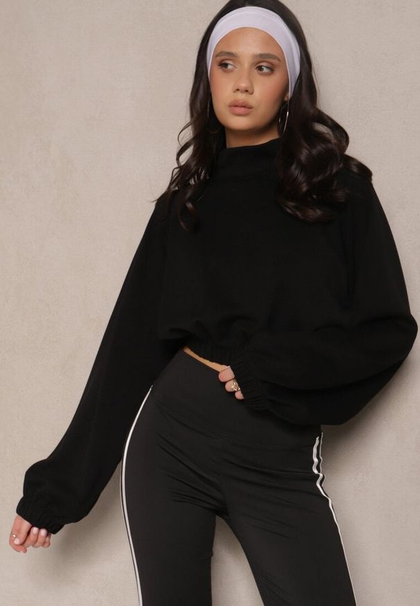 Renee - Czarna Krótka Bluza ze Stójką Benola. Okazja: na co dzień. Typ kołnierza: kołnierzyk stójkowy. Kolor: czarny. Materiał: jeans. Długość: krótkie. Styl: casual, elegancki