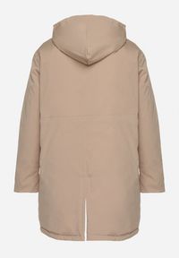 Born2be - Beżowa Kurtka Parka z Nieodpinanym Kapturem i Napisami Zolzia. Okazja: na co dzień. Kolor: beżowy. Wzór: napisy. Styl: casual #2