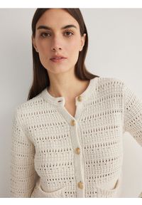 Reserved - Sweter z kieszeniami - kremowy. Kolor: kremowy. Materiał: dzianina, wiskoza, bawełna