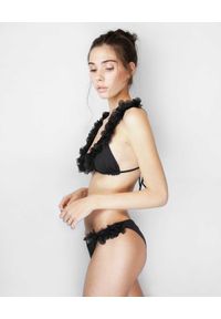 LA REVECHE - Czarny dół od bikini Jamila. Kolor: czarny. Materiał: materiał, szyfon. Wzór: kwiaty, aplikacja