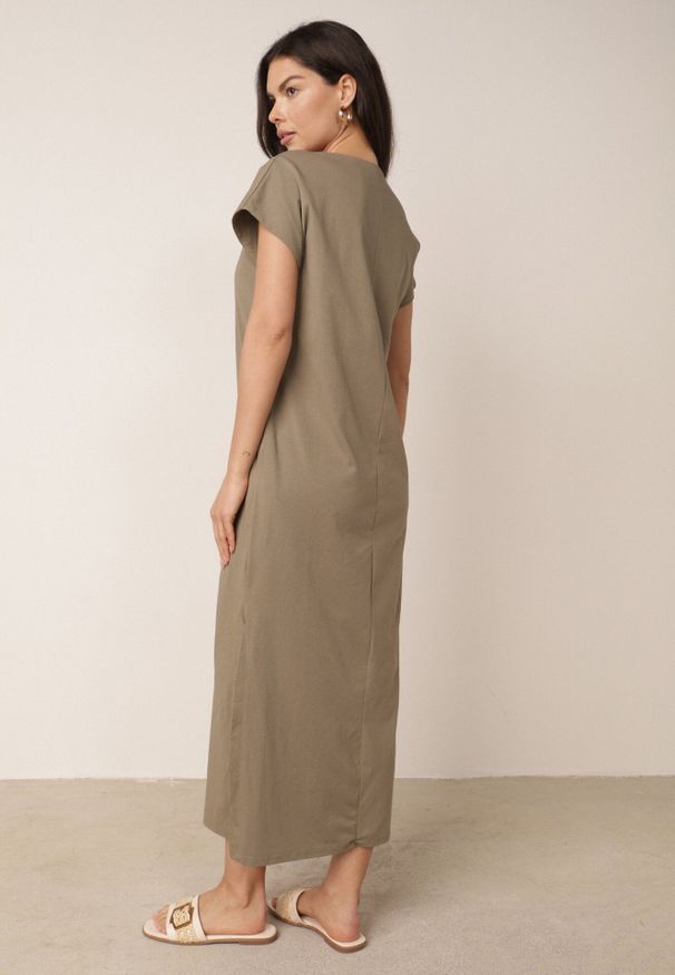 Born2be - Zielona Bawełniana Sukienka Pudełkowa o Fasonie Oversize z Kieszeniami Thaelusa. Okazja: na co dzień. Kolor: zielony. Materiał: bawełna. Typ sukienki: oversize. Styl: casual