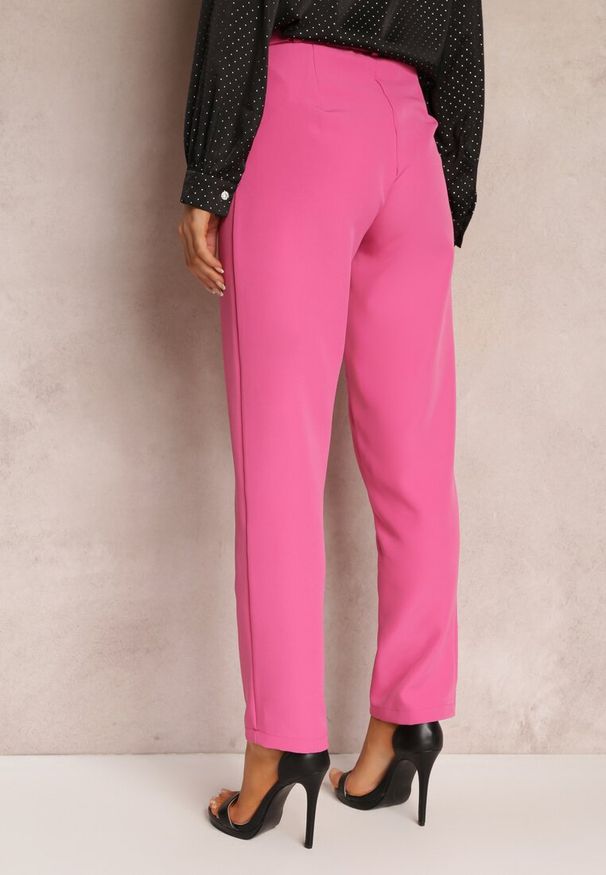 Renee - Różowe Spodnie Garniturowe High Waist z Paskiem Wenus. Okazja: na spotkanie biznesowe, na co dzień. Stan: podwyższony. Kolor: różowy. Materiał: materiał, tkanina. Wzór: gładki, jednolity. Styl: biznesowy, elegancki, casual