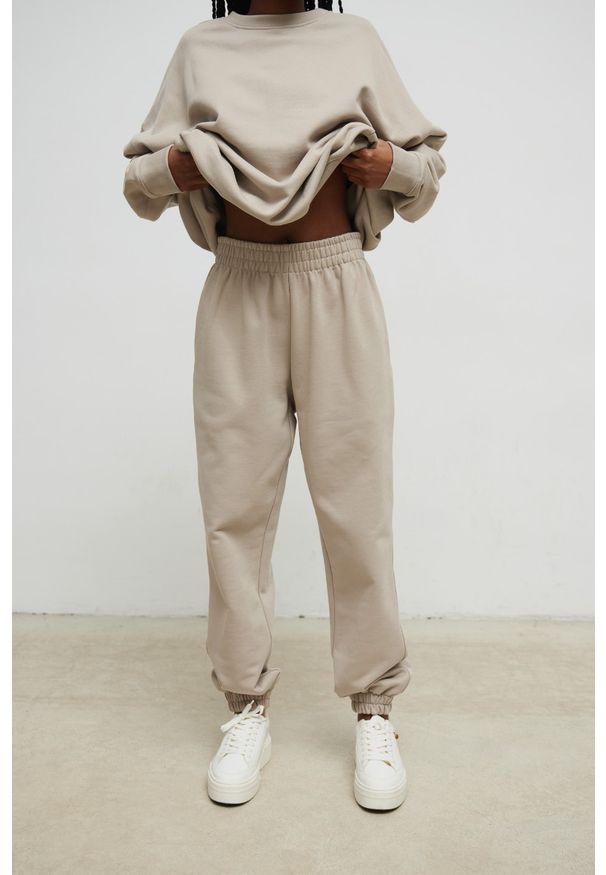 Marsala - Spodnie dresowe typu jogger w kolorze BEIGE TONE - STAGER-M. Stan: podwyższony. Materiał: dresówka. Styl: elegancki