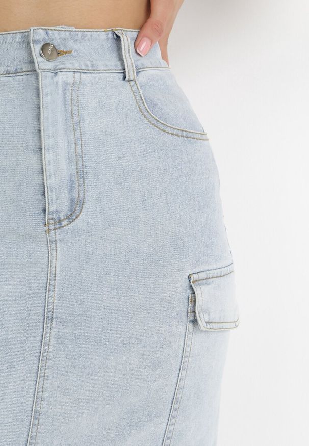 Born2be - Jasnoniebieska Spódnica Midi Jeansowa z Szerokimi Kieszeniami Carlana. Okazja: na co dzień. Kolor: niebieski. Materiał: jeans. Styl: casual, elegancki, klasyczny
