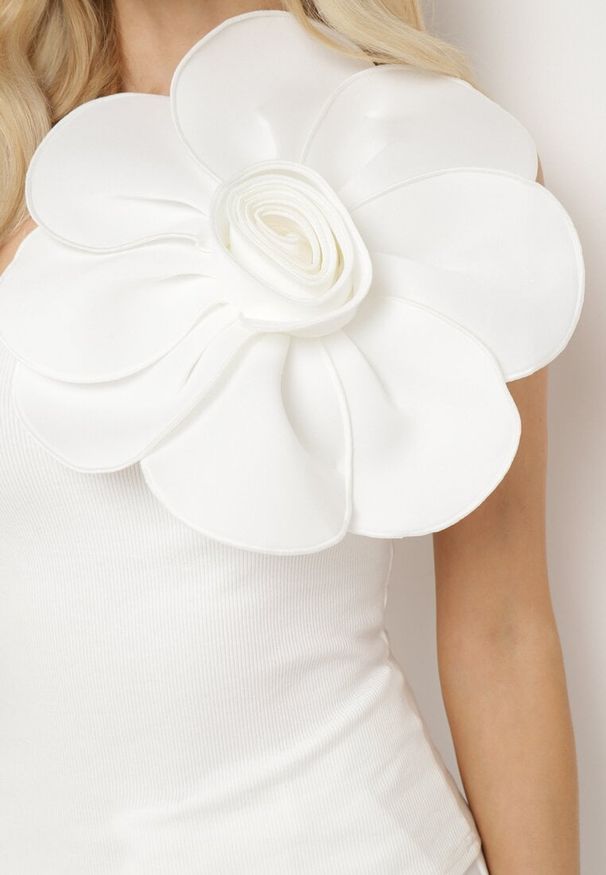 Born2be - Biała Bluzka Asymetryczna z Bawełny z Dużą Aplikacją w Postaci Kwiatka Neteria. Okazja: na co dzień. Kolor: biały. Materiał: bawełna. Wzór: kwiaty, aplikacja. Styl: casual