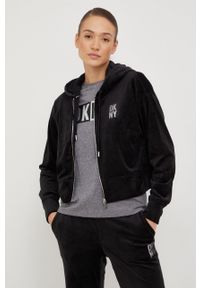 DKNY - Dkny bluza damska kolor czarny z kapturem z aplikacją. Typ kołnierza: kaptur. Kolor: czarny. Wzór: aplikacja #2