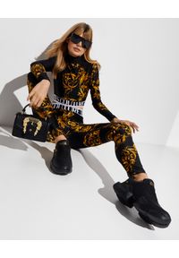 Versace Jeans Couture - VERSACE JEANS COUTURE - Top z barokowym nadrukiem. Kolor: czarny. Materiał: materiał. Długość rękawa: długi rękaw. Długość: długie. Wzór: nadruk #3