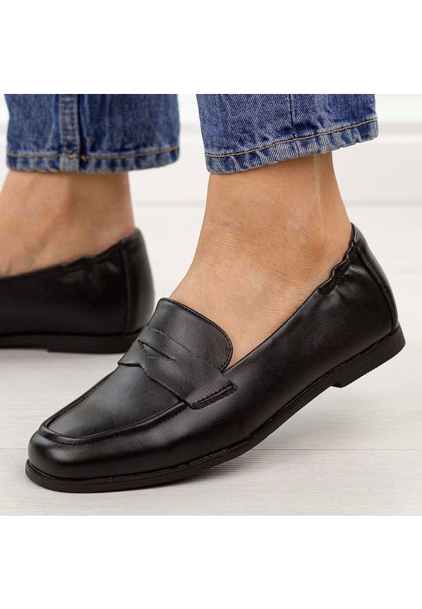 Czarne skórzane mokasyny damskie Vinceza 18121. Okazja: na co dzień. Nosek buta: okrągły. Kolor: beżowy. Materiał: skóra. Szerokość cholewki: normalna. Sezon: wiosna, jesień. Styl: casual, elegancki, klasyczny