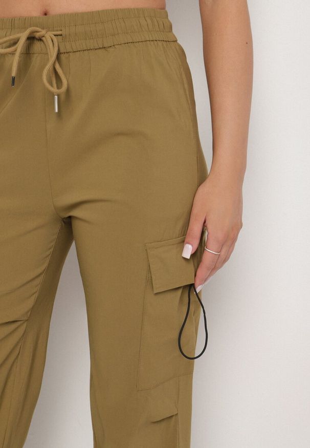 Born2be - Zielone Spodnie Cargo z Bawełną i Wysokim Stanem Janoviera. Okazja: na spacer, na co dzień. Stan: podwyższony. Kolor: zielony. Materiał: bawełna. Styl: klasyczny, casual, elegancki