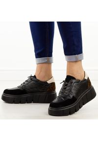 Czarne sneakery damskie Vinceza 58565. Okazja: na co dzień. Nosek buta: okrągły. Kolor: czarny. Materiał: zamsz, skóra. Szerokość cholewki: normalna. Sezon: wiosna, jesień. Obcas: na platformie #1