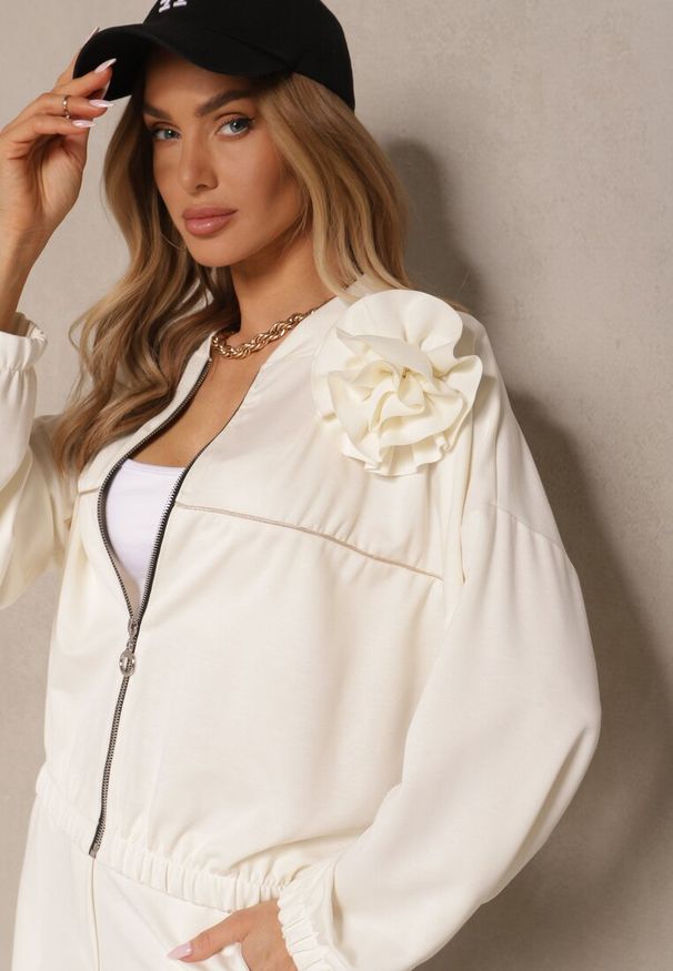Renee - Jasnobeżowy Komplet Dresowy z Wiskozą Spodnie o Szerokim Kroju i Bluza z Broszką Redaella. Kolor: beżowy. Materiał: dresówka, wiskoza. Wzór: aplikacja