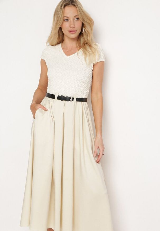 Born2be - Beżowa Rozkloszowana Sukienka z Paskiem z Imitacji Skóry Drinna. Typ kołnierza: dekolt w kształcie V. Kolor: beżowy. Materiał: skóra. Długość rękawa: krótki rękaw. Wzór: aplikacja. Styl: elegancki