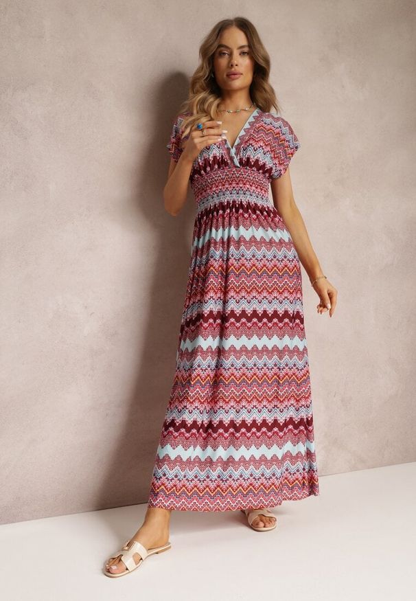 Renee - Bordowa Wzorzysta Sukienka Maxi z Gumką w Talii i Rozkloszowanym Dołem Noareya. Okazja: na co dzień. Kolor: czerwony. Typ sukienki: proste, kopertowe. Styl: casual. Długość: maxi