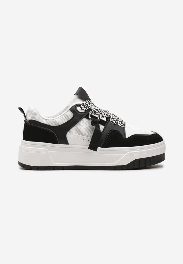 Born2be - Czarno-Białe Sneakersy na Grubej Podeszwie z Ozdobnymi Sznurówkami i Zawieszką Xalenia. Okazja: na co dzień. Nosek buta: okrągły. Zapięcie: sznurówki. Kolor: czarny. Materiał: jeans