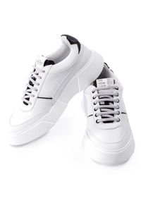 PREMIUM BASICS - Białe sneakersy z czarna piętą. Okazja: na co dzień. Kolor: biały. Materiał: poliester. Wzór: aplikacja #6