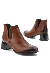 Brązowe Botki Armodo Modne Obuwie Damskie. Okazja: na co dzień. Kolor: brązowy. Materiał: jeans, lakier, materiał, skóra. Obcas: na obcasie. Styl: casual, elegancki. Wysokość obcasa: średni #4