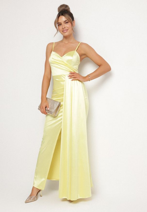 Born2be - Żółta Satynowa Sukienka Ozdobiona Rozcięciem na Nogę i Marszczeniem Katissae. Kolor: żółty. Materiał: satyna. Długość rękawa: na ramiączkach. Wzór: aplikacja