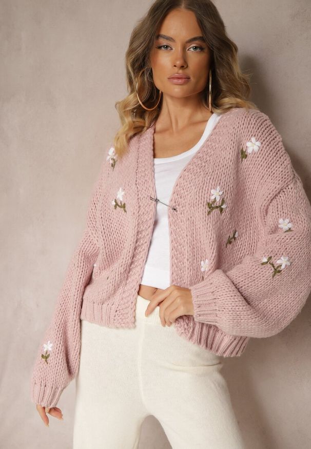 Renee - Różowy Kardigan w Kwiatowe Aplikacje z Zapięciem na Elegancką Agrafkę Patista. Okazja: do pracy, na co dzień. Kolor: różowy. Materiał: bawełna. Wzór: aplikacja, kwiaty. Styl: elegancki