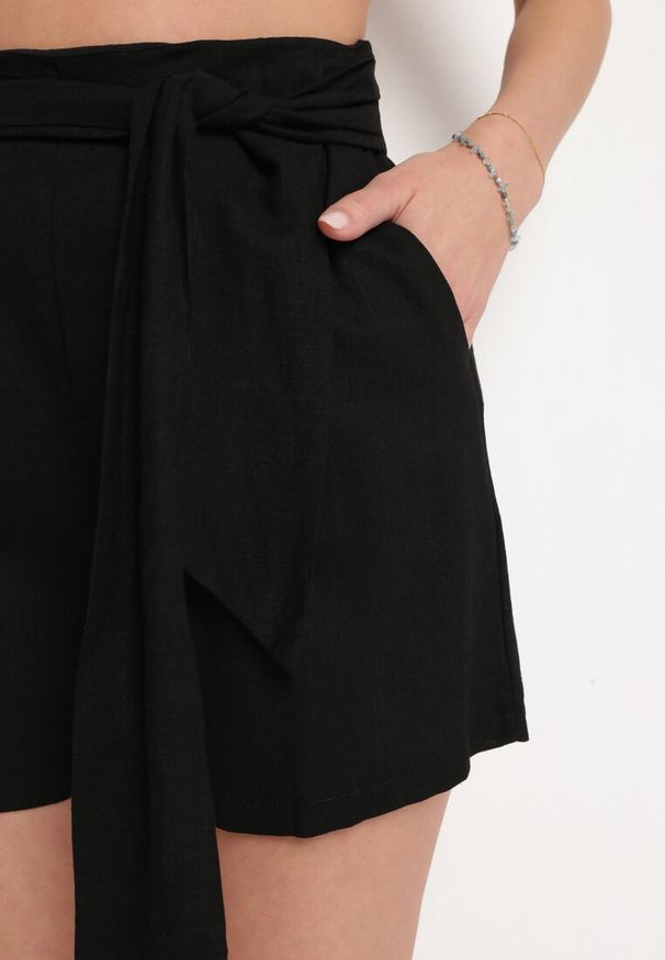 Born2be - Czarne Bawełniane Szorty z Gumką w Pasie i Paskami po Bokach Fotina. Kolor: czarny. Materiał: bawełna. Styl: elegancki