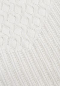 Renee - Biała Dopasowana Bluzka Ażurowa z Krótkimi Rękawami Yamani. Kolor: biały. Materiał: dzianina. Długość rękawa: krótki rękaw. Długość: krótkie. Wzór: ażurowy #2