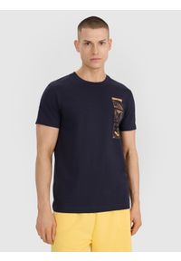 4f - 4F T-shirt regular z nadrukiem męski - granatowy XXL. Okazja: na co dzień. Kolor: niebieski. Materiał: bawełna, materiał, jersey. Długość rękawa: krótki rękaw. Długość: krótkie. Wzór: nadruk. Styl: klasyczny, sportowy, casual